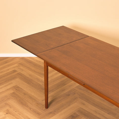 Danish dining table in teak