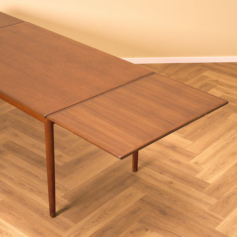Danish dining table in teak