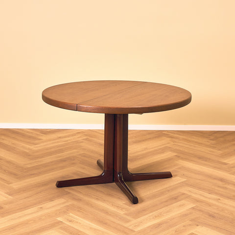 Danish round dining table in mahogany by Farstrup