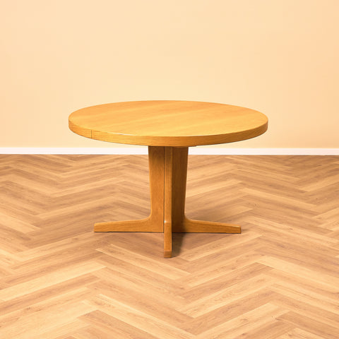 Danish round dining table in oak by V.S Andersen
