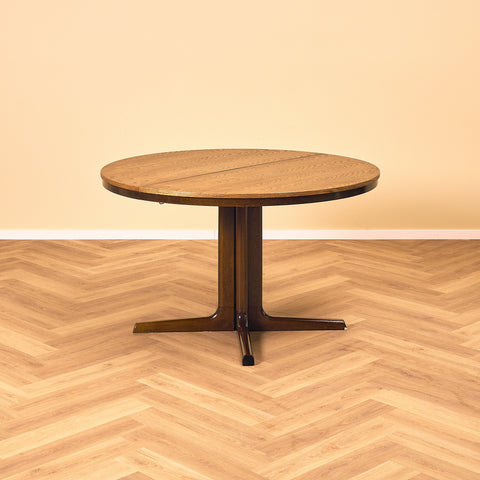 Danish round dining table in oak by Farstrup
