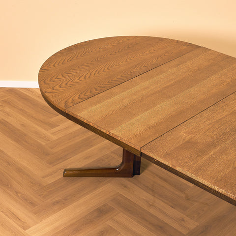 Danish round dining table in oak by Farstrup