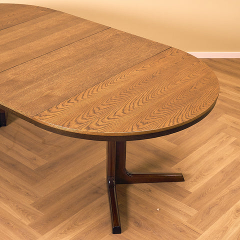 Danish round dining table in oak by Farstrup