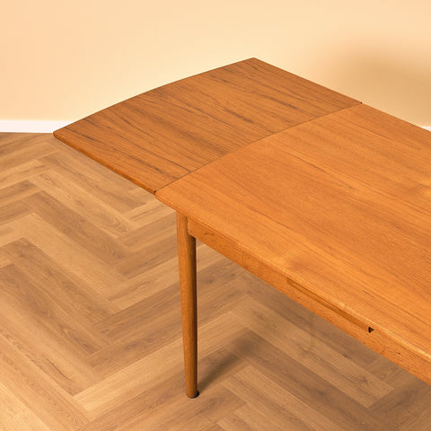 Danish dining table in teak and oak