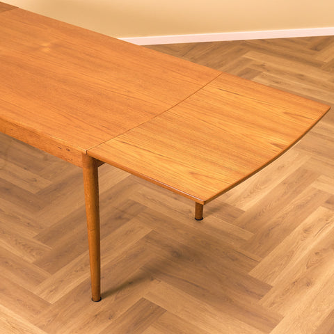 Danish dining table in teak and oak