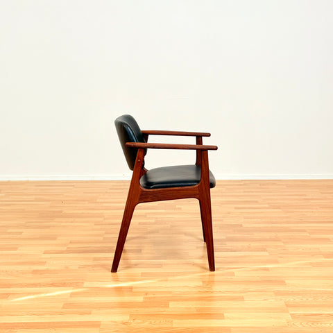Danish set of 2 dining armchairs in walnut by Arne Vodder for Vamo Furniture Factory, model "Lene"