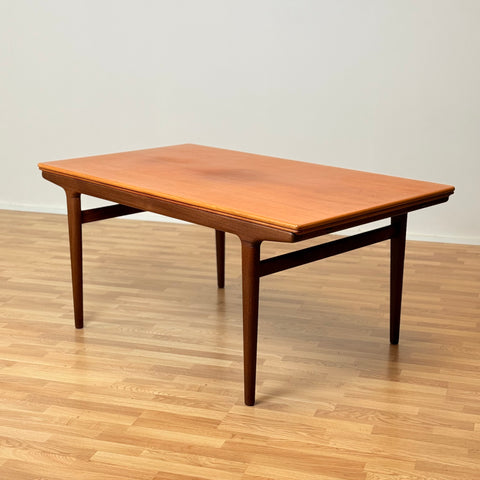 Danish rectangular dining table in teak by Johannes Andersen for Uldum møbelfabrik
