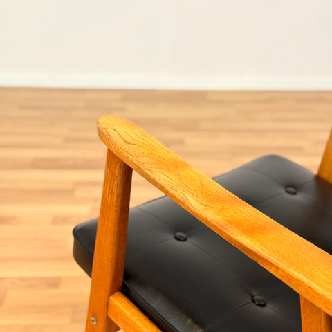 Armchair in solid oak