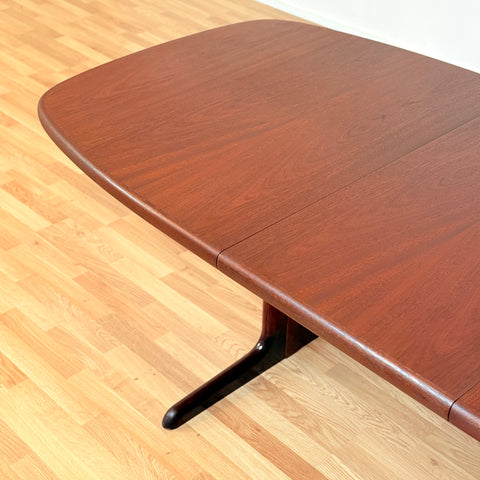 Danish oval dining table in mahogany by Skovby Møbelfabrik
