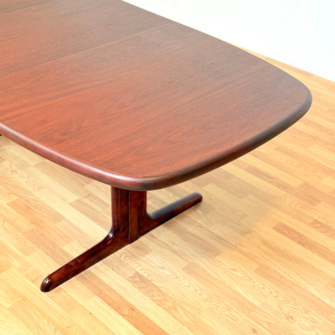 Danish oval dining table in mahogany by Skovby Møbelfabrik