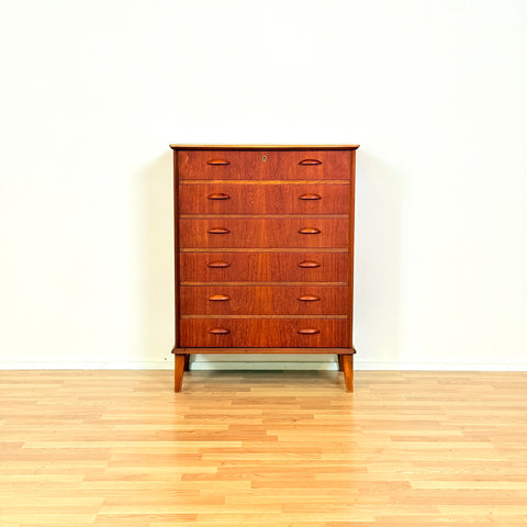 Danish chest of drawers in teak