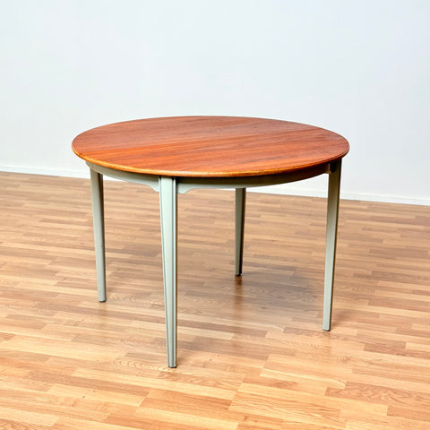 Swedish round dining table in teak by Göran Malmvall for Karl Andersson & Söner