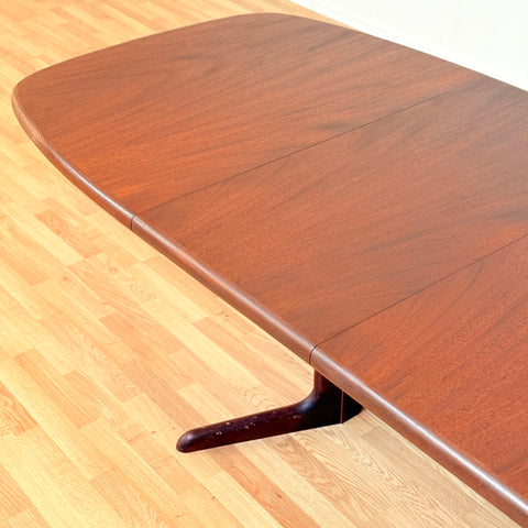 Danish oval dining table in mahogany by Skovby Møbelfabrik