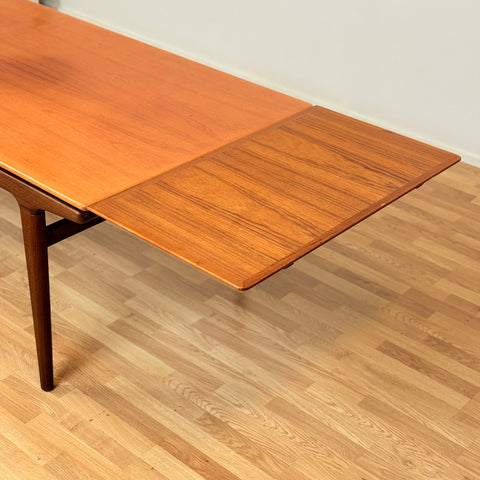 Danish rectangular dining table in teak by Johannes Andersen for Uldum møbelfabrik