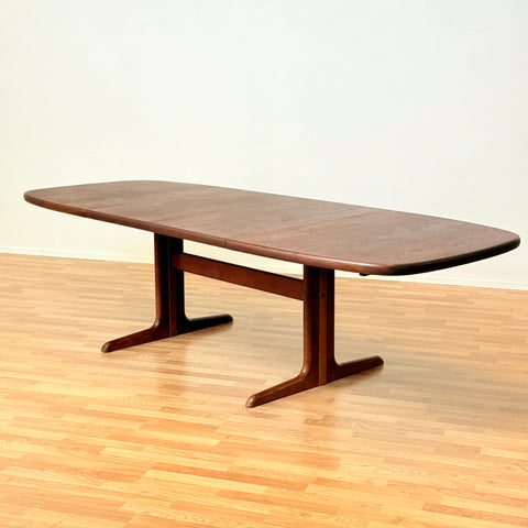 Danish oval dining table in mahogany by Skovby Møbelfabrik