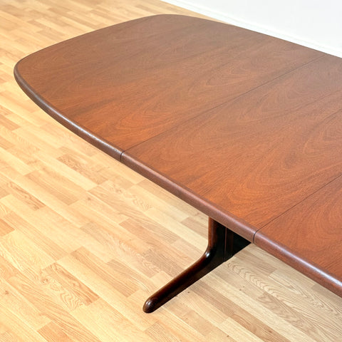 Danish oval dining table in mahogany by Skovby Møbelfabrik