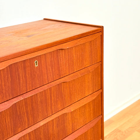 Danish chest of drawers in teak