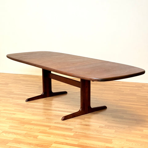 Danish oval dining table in mahogany by Skovby Møbelfabrik