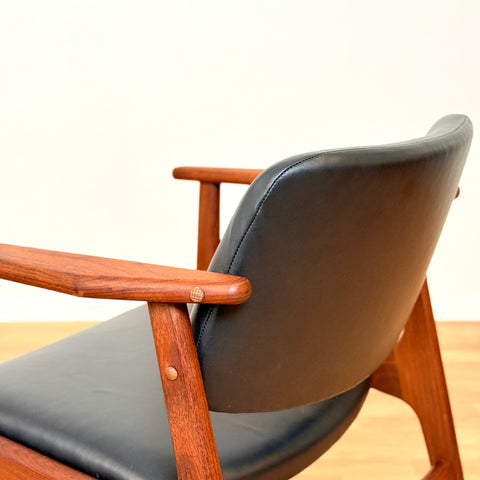 Danish set of 2 dining armchairs in walnut by Arne Vodder for Vamo Furniture Factory, model "Lene"