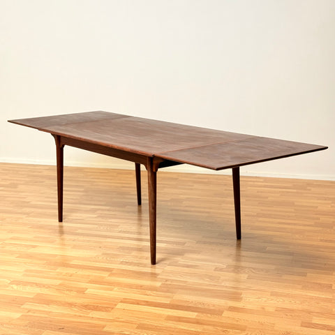 Danish rectangular dining table in Santos rosewood by Omann Jun møbelfabrik a/s