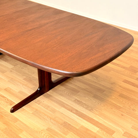 Danish oval dining table in mahogany by Skovby Møbelfabrik