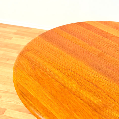 Danish round dining table in solid teak by Juul Kristensen