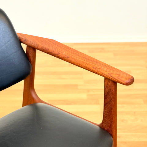 Danish set of 2 dining armchairs in walnut by Arne Vodder for Vamo Furniture Factory, model "Lene"