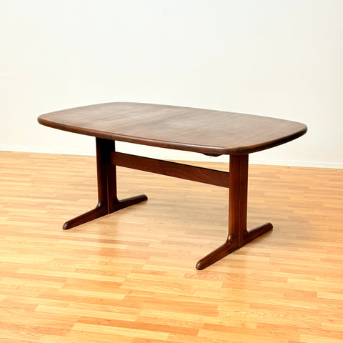 Danish oval dining table in mahogany by Skovby Møbelfabrik