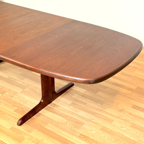 Danish oval dining table in mahogany by Skovby Møbelfabrik