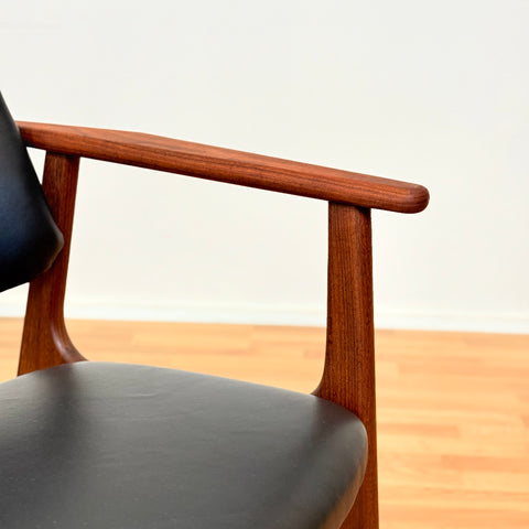 Danish set of 2 dining armchairs in walnut by Arne Vodder for Vamo Furniture Factory, model "Lene"