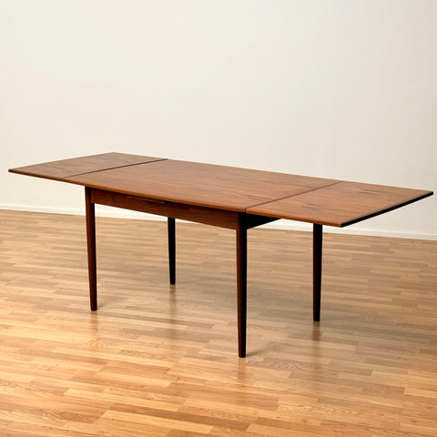 Danish dining table in teak
