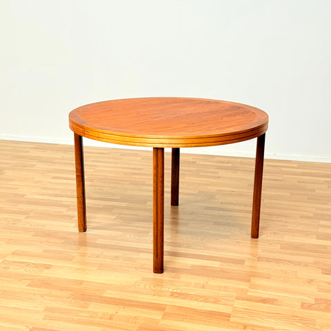 Swedish round dining table in walnut by AB Linde Nilsson, Lammhult