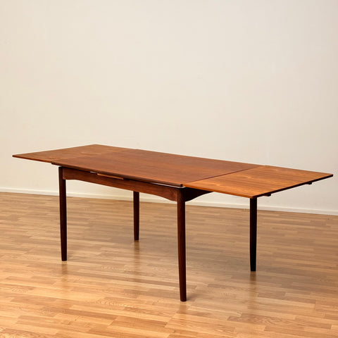 Danish dining table with in teak