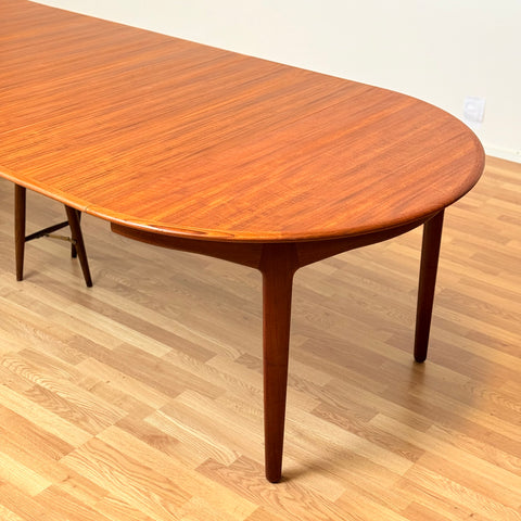 Large round dining table model 62 in teak by Henning Kjærnulf & Erling Torvits for Sorø Stolefabrik