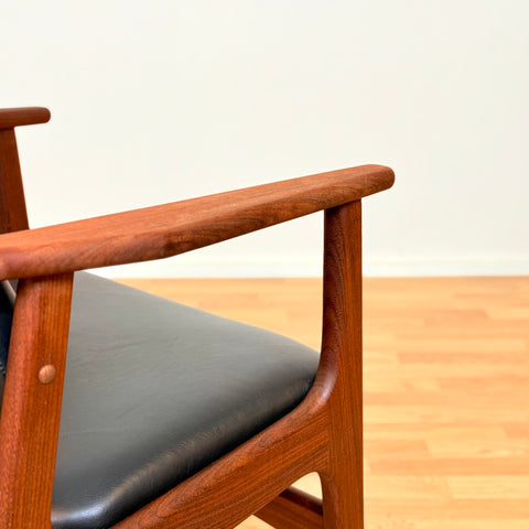 Danish set of 2 dining armchairs in walnut by Arne Vodder for Vamo Furniture Factory, model "Lene"
