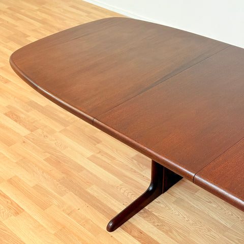 Danish oval dining table in mahogany by Skovby Møbelfabrik