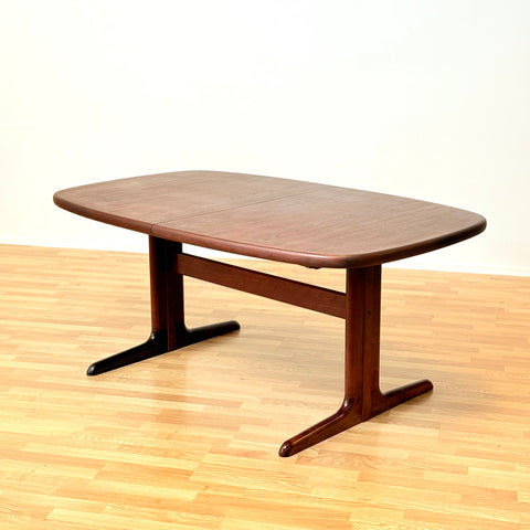 Danish oval dining table in mahogany by Skovby Møbelfabrik