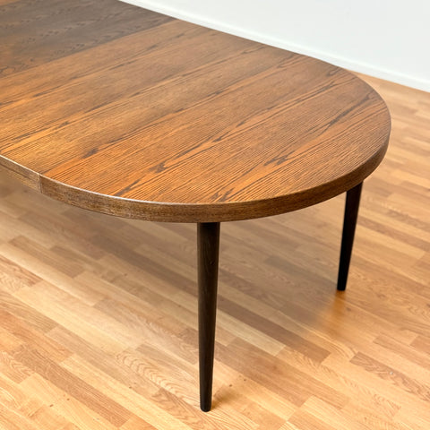 Danish round dining table in oak with 2 ext