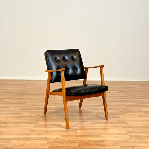 Armchair in solid oak
