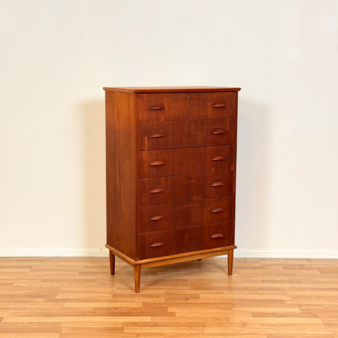 Danish chest of drawers in teak wood
