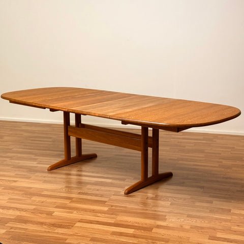 Danish oval dining table in oak by Gangsø