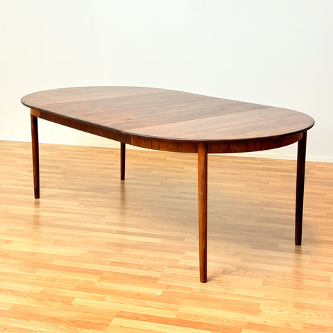 Danish round dining table in Santos rosewood by Arne Vodder