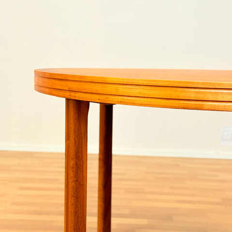 Swedish round dining table in walnut by AB Linde Nilsson, Lammhult