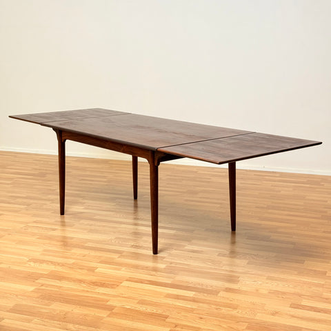 Danish rectangular dining table in Santos rosewood by Omann Jun møbelfabrik a/s