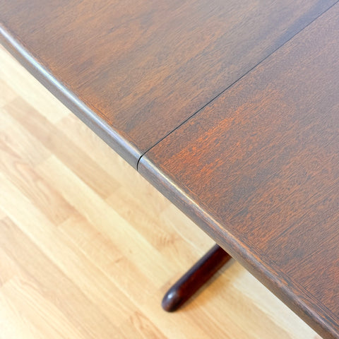 Danish oval dining table in mahogany by Skovby Møbelfabrik