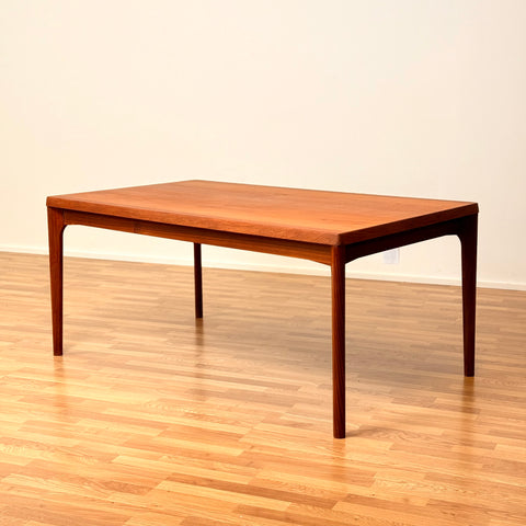 Danish dining table in teak by Vejle møbelfabrik