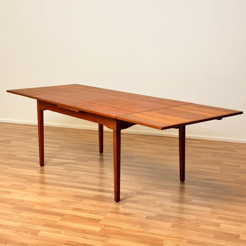 Danish dining table in teak