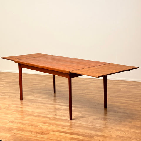 Danish dining table in teak