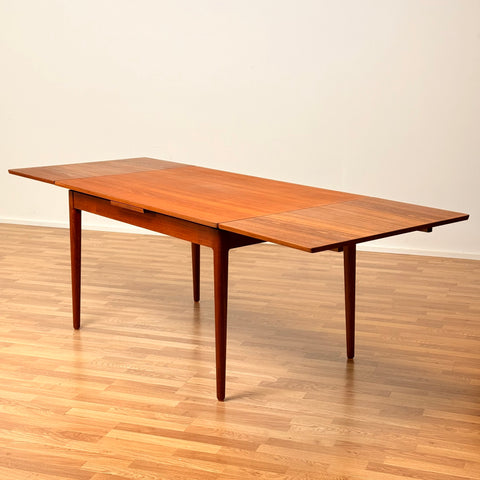Danish dining table in teak
