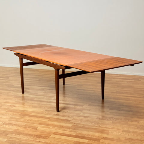 Danish rectangular dining table in teak by Johannes Andersen for Uldum møbelfabrik